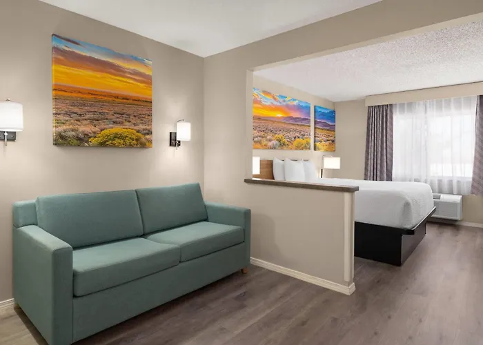 Days Inn & Suites By Wyndham Airport Albuquerque